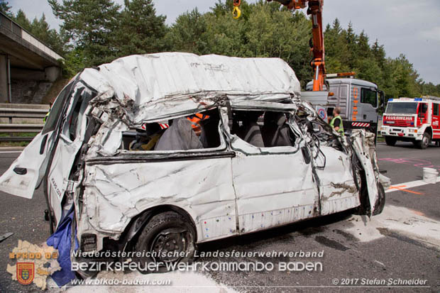 20170910 5 Tote und 3 Verletzte bei Verkehrsunfall auf der A21 bei Heiligenkreuz RFb Wien  Foto: © Stefan Schneider BFK Baden