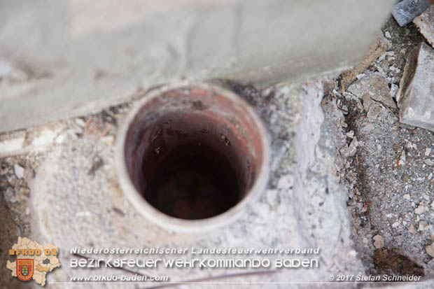 20170912 Babykatze in Günselsdrf aus Regenabflussrohr befreit  Foto: © Stefan Schneider BFK Baden