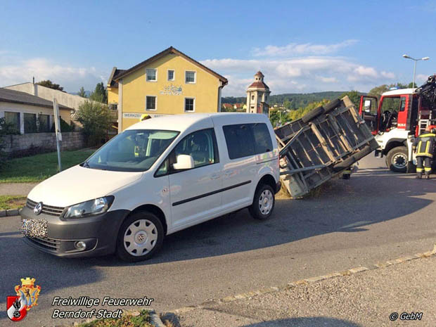 20170923 umegstürzter Pkw Anhänger Kreisverkehrs LB18 in Berndorf  Foto: © M. Gebhart FF Berndorf-Stadt