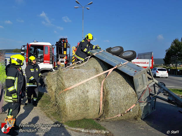 20170923 umegstürzter Pkw Anhänger Kreisverkehrs LB18 in Berndorf Foto: © Fl. Stadler FF Berndorf-Stadt 20170923 umegstürzter Pkw Anhänger Kreisverkehrs LB18 in Berndorf Foto: © Fl. Stadler FF Berndorf-Stadt