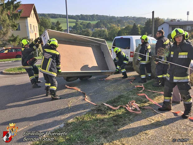 20170923 umegstürzter Pkw Anhänger Kreisverkehrs LB18 in Berndorf Foto: © P. Schiffner FF Berndorf-Stadt 20170923 umegstürzter Pkw Anhänger Kreisverkehrs LB18 in Berndorf Foto: © P. Schiffner FF Berndorf-Stadt