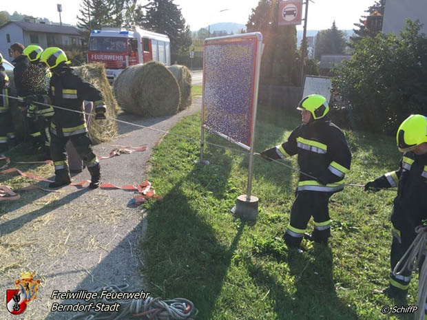 20170923 umegstürzter Pkw Anhänger Kreisverkehrs LB18 in Berndorf Foto: © P. Schiffner FF Berndorf-Stadt 20170923 umegstürzter Pkw Anhänger Kreisverkehrs LB18 in Berndorf Foto: © P. Schiffner FF Berndorf-Stadt