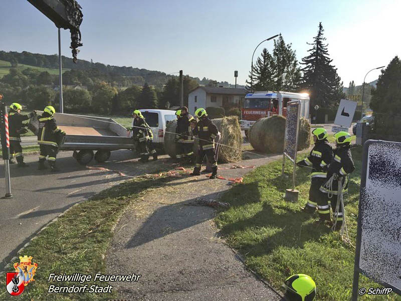 20170923 umegstürzter Pkw Anhänger Kreisverkehrs LB18 in Berndorf Foto: © P. Schiffner FF Berndorf-Stadt 20170923 umegstürzter Pkw Anhänger Kreisverkehrs LB18 in Berndorf Foto: © P. Schiffner FF Berndorf-Stadt