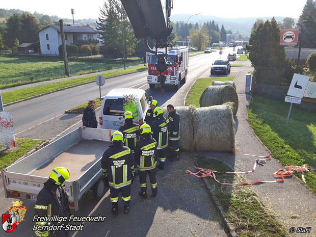 20170923 umegstürzter Pkw Anhänger Kreisverkehrs LB18 in Berndorf Foto: © Fl. Stadler FF Berndorf-Stadt 20170923 umegstürzter Pkw Anhänger Kreisverkehrs LB18 in Berndorf Foto: © Fl. Stadler FF Berndorf-Stadt