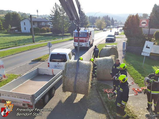 20170923 umegstürzter Pkw Anhänger Kreisverkehrs LB18 in Berndorf Foto: © Fl. Stadler FF Berndorf-Stadt 20170923 umegstürzter Pkw Anhänger Kreisverkehrs LB18 in Berndorf Foto: © Fl. Stadler FF Berndorf-Stadt