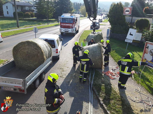 20170923 umegstürzter Pkw Anhänger Kreisverkehrs LB18 in Berndorf  Foto: © Fl. Stadler FF Berndorf-Stadt