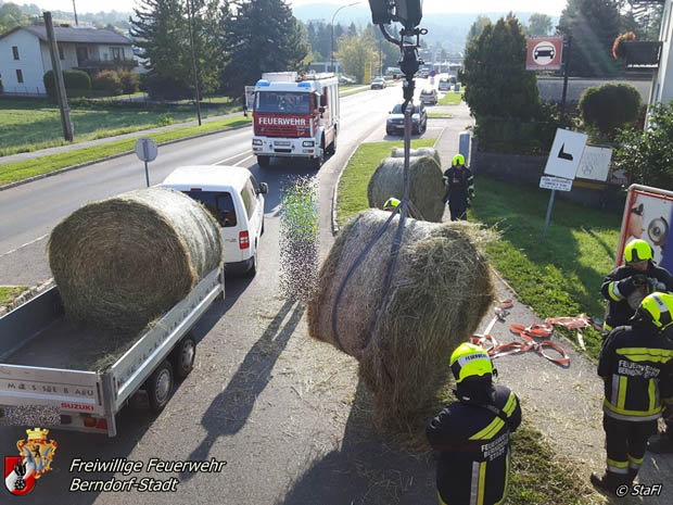 20170923 umegstürzter Pkw Anhänger Kreisverkehrs LB18 in Berndorf Foto: © Fl. Stadler FF Berndorf-Stadt 20170923 umegstürzter Pkw Anhänger Kreisverkehrs LB18 in Berndorf Foto: © Fl. Stadler FF Berndorf-Stadt