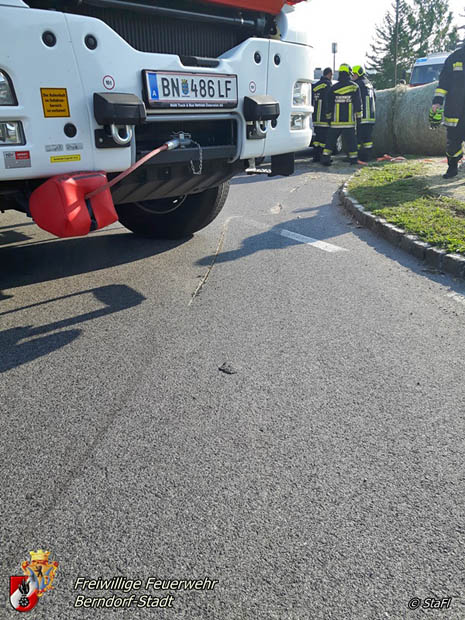 20170923 umegstürzter Pkw Anhänger Kreisverkehrs LB18 in Berndorf  Foto: © Fl. Stadler FF Berndorf-Stadt