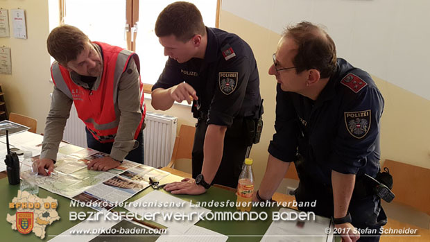 20171013 Grossangelegte Personensuche nach 29-jaehigen Vermissten in Enzesfeld-Lindabrunn  Foto: © Stefan Schneider BFK BADEN