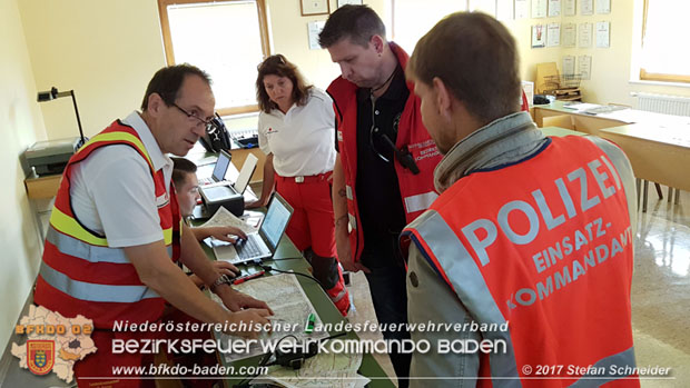20171013 Grossangelegte Personensuche nach 29-jaehigen Vermissten in Enzesfeld-Lindabrunn  Foto: © Stefan Schneider BFK BADEN