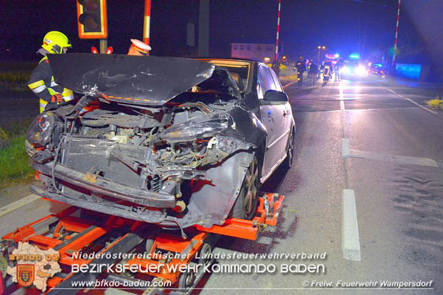 20171016 Verkehrsunfall auf der LB16 zwischen Weigelsdorf und Wampersdorf  Foto: © FF Wampersdorf