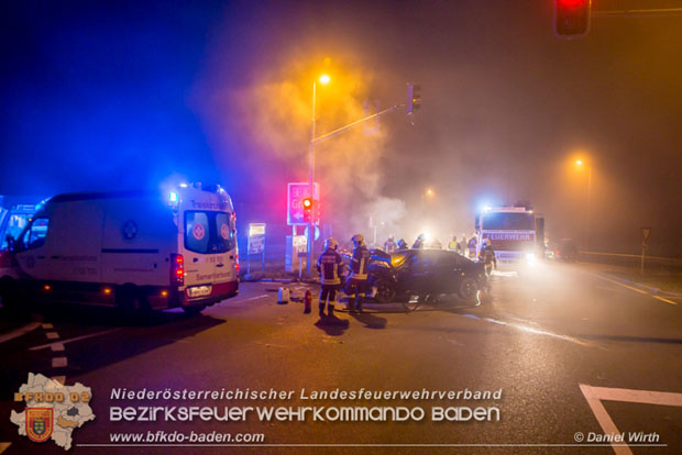 20171020 Schwerer Verkehrsunfall auf der LB212 bei der Autobahnanschlussstelle A2 Bad Vöslau  Foto: © Daniel Wirth FF Stadt Bad Vöslau