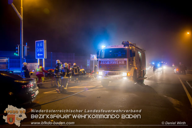 20171020 Schwerer Verkehrsunfall auf der LB212 bei der Autobahnanschlussstelle A2 Bad Vöslau  Foto: © Daniel Wirth FF Stadt Bad Vöslau