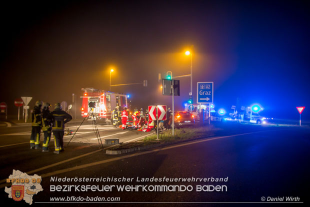 20171020 Schwerer Verkehrsunfall auf der LB212 bei der Autobahnanschlussstelle A2 Bad Vöslau  Foto: © Daniel Wirth FF Stadt Bad Vöslau