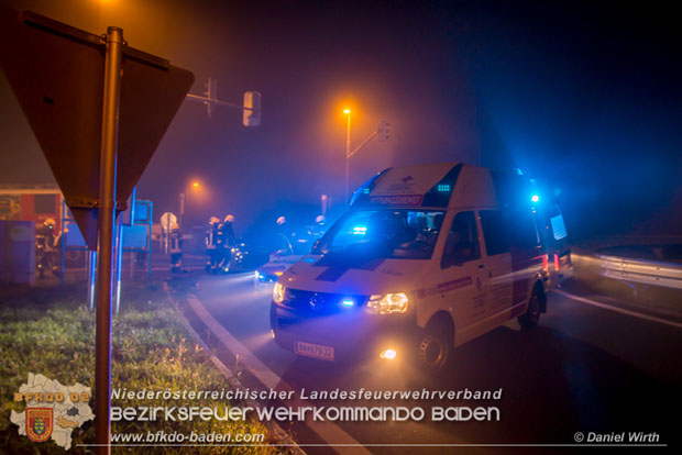 20171020 Schwerer Verkehrsunfall auf der LB212 bei der Autobahnanschlussstelle A2 Bad Vöslau  Foto: © Daniel Wirth FF Stadt Bad Vöslau