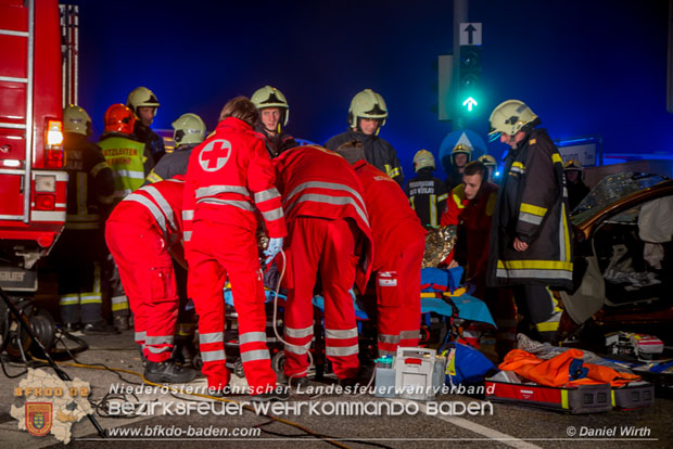 20171020 Schwerer Verkehrsunfall auf der LB212 bei der Autobahnanschlussstelle A2 Bad Vöslau  Foto: © Daniel Wirth FF Stadt Bad Vöslau