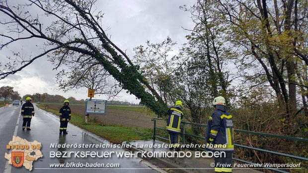20171027 Sturmschaden auf der LB16 bei Wampersdorf  Foto: © Freiwillige Feuerwehr Wampersdorf