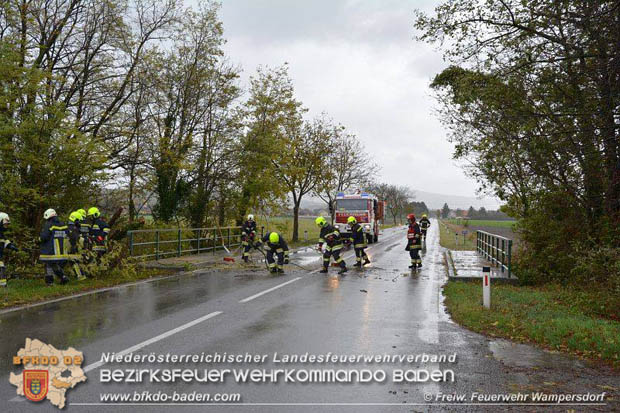 20171027 Sturmschaden auf der LB16 bei Wampersdorf  Foto: © Freiwillige Feuerwehr Wampersdorf