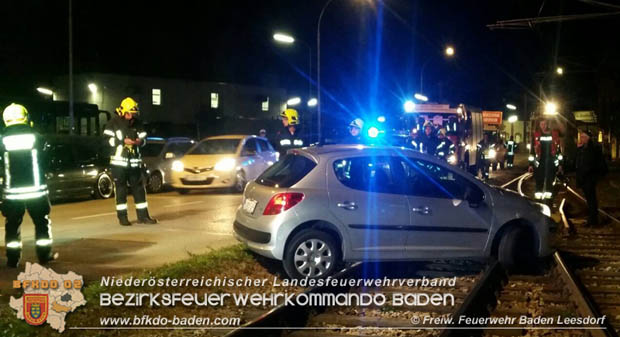 20171031 PKW auf Gleiskörper der Badener Bahn  Foto: © www.ff-baden-leesdorf.at / LM Stefan Wagner