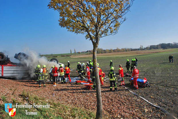 20171104 Schwerer LKW Unfall mit Todesfolge - L156 bei Moosbrunn  Foto: © Freiwillige Feuerwehr Trumau