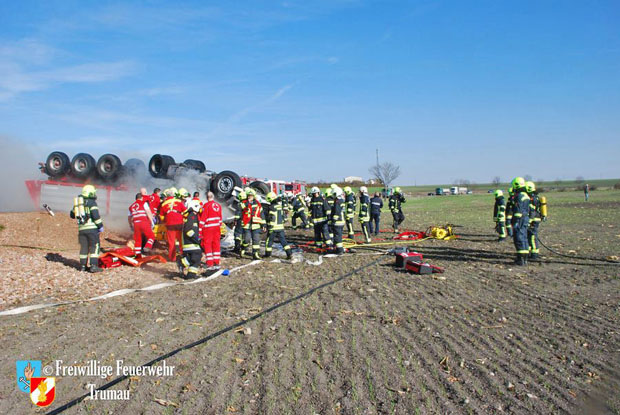 20171104 Schwerer LKW Unfall mit Todesfolge - L156 bei Moosbrunn  Foto: © Freiwillige Feuerwehr Trumau