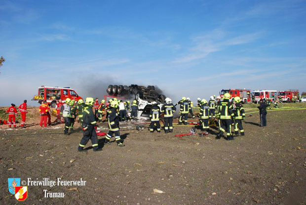 20171104 Schwerer LKW Unfall mit Todesfolge - L156 bei Moosbrunn  Foto: © Freiwillige Feuerwehr Trumau