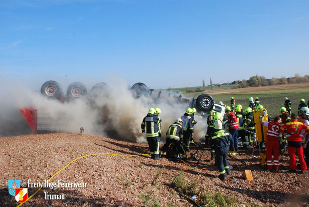 20171104 Schwerer LKW Unfall mit Todesfolge - L156 bei Moosbrunn  Foto: © Freiwillige Feuerwehr Trumau