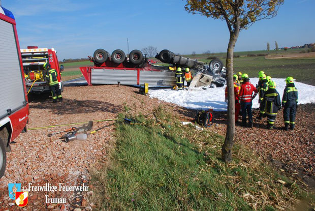 20171104 Schwerer LKW Unfall mit Todesfolge - L156 bei Moosbrunn  Foto: © Freiwillige Feuerwehr Trumau