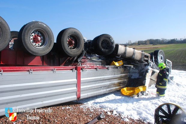 20171104 Schwerer LKW Unfall mit Todesfolge - L156 bei Moosbrunn  Foto: © Freiwillige Feuerwehr Trumau
