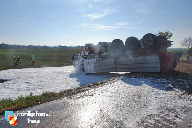 20171104 Schwerer LKW Unfall mit Todesfolge - L156 bei Moosbrunn  Foto: © Freiwillige Feuerwehr Trumau