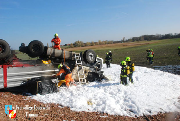 20171104 Schwerer LKW Unfall mit Todesfolge - L156 bei Moosbrunn  Foto: © Freiwillige Feuerwehr Trumau