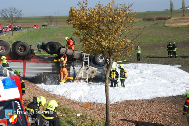 20171104 Schwerer LKW Unfall mit Todesfolge - L156 bei Moosbrunn  Foto: © Freiwillige Feuerwehr Trumau