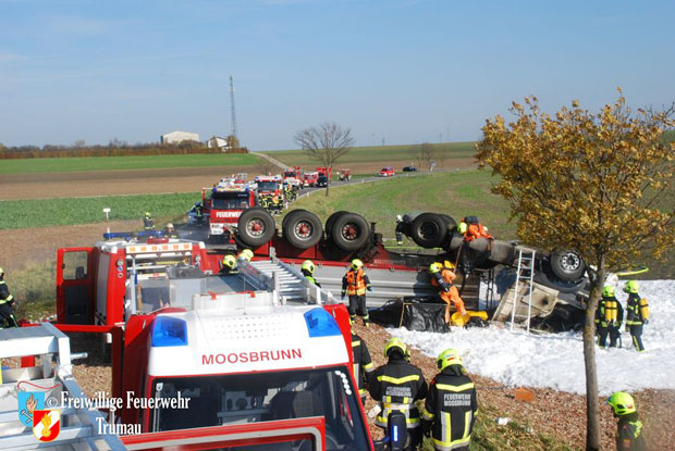 20171104 Schwerer LKW Unfall mit Todesfolge - L156 bei Moosbrunn  Foto: © Freiwillige Feuerwehr Trumau