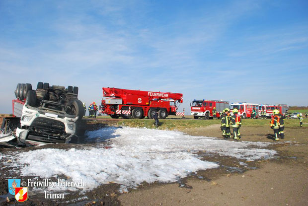 20171104 Schwerer LKW Unfall mit Todesfolge - L156 bei Moosbrunn  Foto: © Freiwillige Feuerwehr Trumau