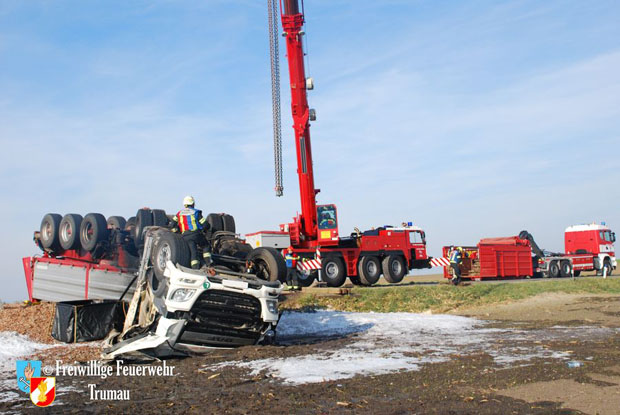 20171104 Schwerer LKW Unfall mit Todesfolge - L156 bei Moosbrunn  Foto: © Freiwillige Feuerwehr Trumau