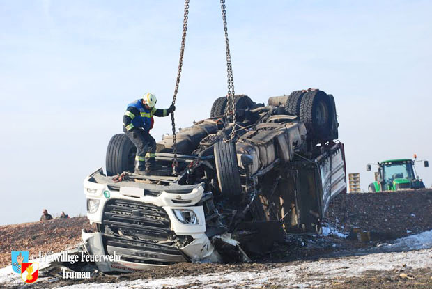 20171104 Schwerer LKW Unfall mit Todesfolge - L156 bei Moosbrunn  Foto: © Freiwillige Feuerwehr Trumau