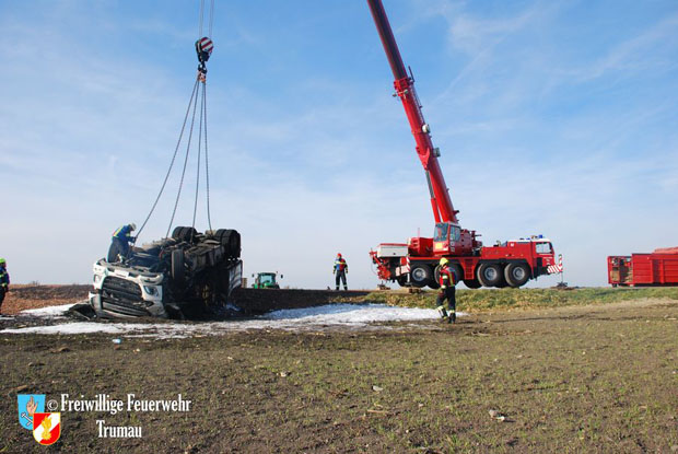 20171104 Schwerer LKW Unfall mit Todesfolge - L156 bei Moosbrunn  Foto: © Freiwillige Feuerwehr Trumau