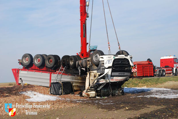 20171104 Schwerer LKW Unfall mit Todesfolge - L156 bei Moosbrunn  Foto: © Freiwillige Feuerwehr Trumau