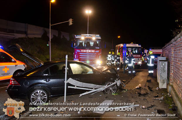 20171106 Verkehrsunfall in Baden LB212 Damgasse X Rudolf Zöllnerstraße Foto: © FF Baden-Stadt / Markus Prendinger 20171106 Verkehrsunfall in Baden LB212 Damgasse X Rudolf Zöllnerstraße Foto: © FF Baden-Stadt / Markus Prendinger