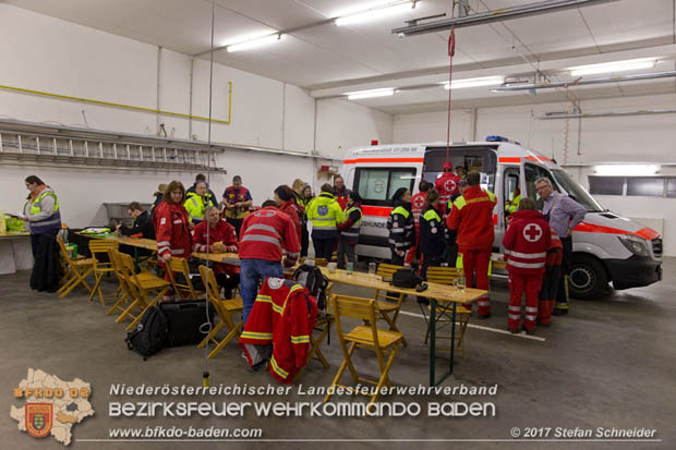 20171113 Personensuche nach 12-jaehrigen abgaengigen Bub in Pfaffstaetten  Foto: Stefan Schneider BFK BADEN