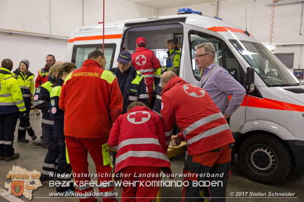 20171113 Personensuche nach 12-jaehrigen abgaengigen Bub in Pfaffstaetten  Foto: Stefan Schneider BFK BADEN