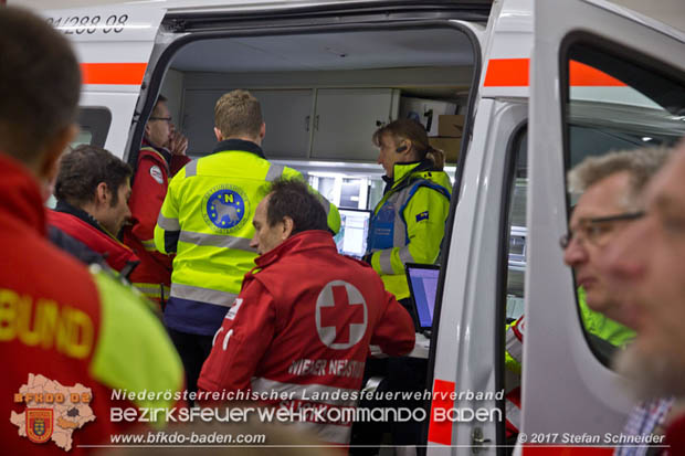 20171113 Personensuche nach 12-jaehrigen abgaengigen Bub in Pfaffstaetten  Foto: Stefan Schneider BFK BADEN