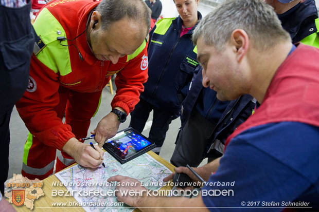 20171113 Personensuche nach 12-jaehrigen abgaengigen Bub in Pfaffstaetten  Foto: Stefan Schneider BFK BADEN
