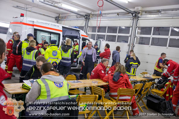 20171113 Personensuche nach 12-jaehrigen abgaengigen Bub in Pfaffstaetten  Foto: Stefan Schneider BFK BADEN