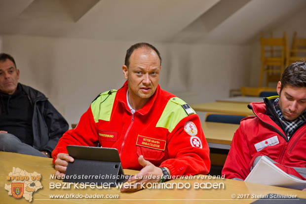 20171113 Personensuche nach 12-jaehrigen abgaengigen Bub in Pfaffstaetten  Foto: Stefan Schneider BFK BADEN