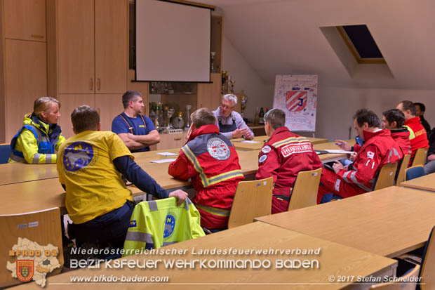 20171113 Personensuche nach 12-jaehrigen abgaengigen Bub in Pfaffstaetten  Foto: Stefan Schneider BFK BADEN