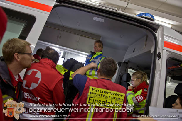 20171113 Personensuche nach 12-jaehrigen abgaengigen Bub in Pfaffstaetten  Foto: Stefan Schneider BFK BADEN