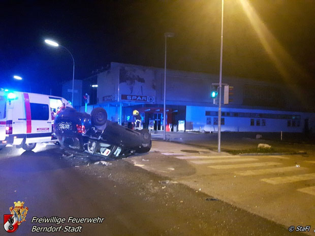 20171119 Verkehrsunfall im Ortsgebiet von Berndorf Foto: Florian Stadler FF Berndorf-Stadt 20171119 Verkehrsunfall im Ortsgebiet von Berndorf Foto: Florian Stadler FF Berndorf-Stadt