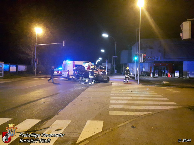 20171119 Verkehrsunfall im Ortsgebiet von Berndorf Foto: Florian Stadler FF Berndorf-Stadt 20171119 Verkehrsunfall im Ortsgebiet von Berndorf Foto: Florian Stadler FF Berndorf-Stadt