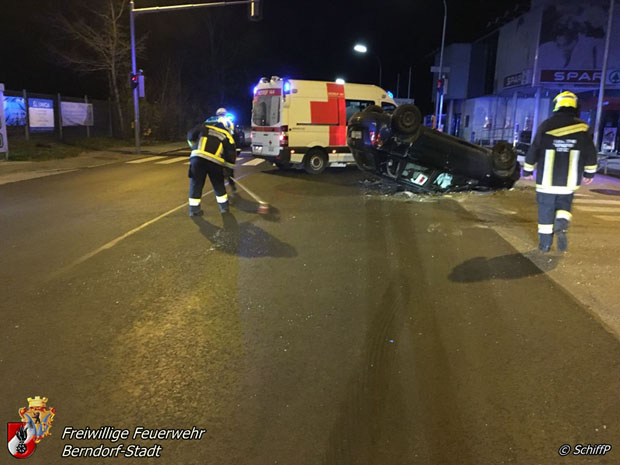 20171119 Verkehrsunfall im Ortsgebiet von Berndorf Foto: Peter Schiffner FF Berndorf-Stadt 20171119 Verkehrsunfall im Ortsgebiet von Berndorf Foto: Peter Schiffner FF Berndorf-Stadt